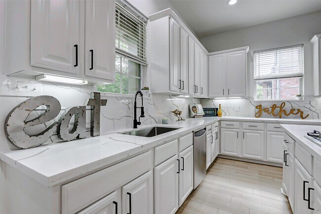 Building Photo - 5 Versante Ct