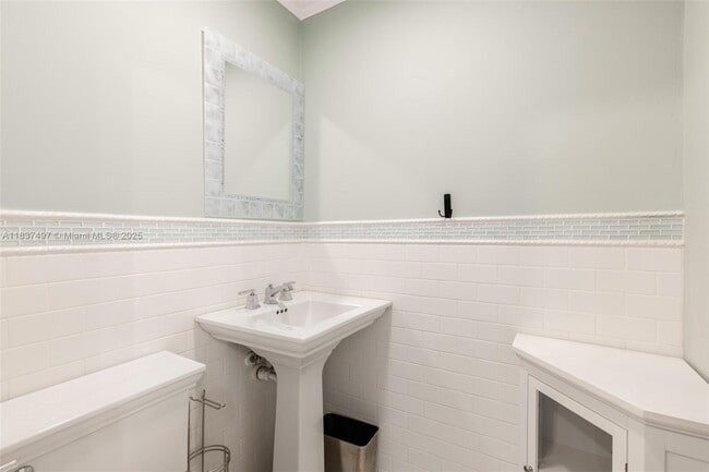 Building Photo - 4235 Lennox Dr