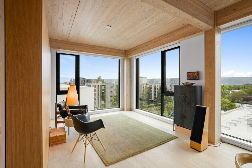 Building Photo - 12 NE Fremont St