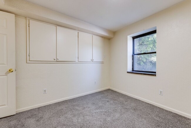 Building Photo - 182 W Warrington Ave