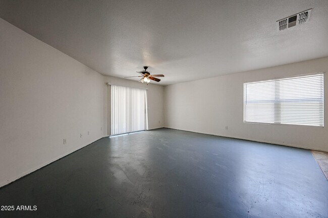 Building Photo - 5919 W Trumbull Rd