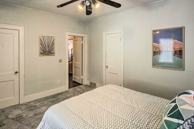 Building Photo - Newly remodeled, fully furnished adorable bungalow in a great location!