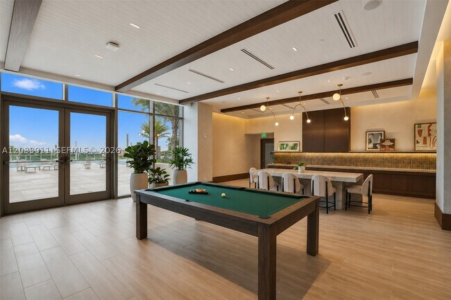Building Photo - 2411 Laguna Cir