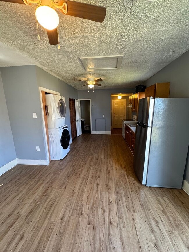 Building Photo - 2 bedroom house on Southside w Laundry HVAC