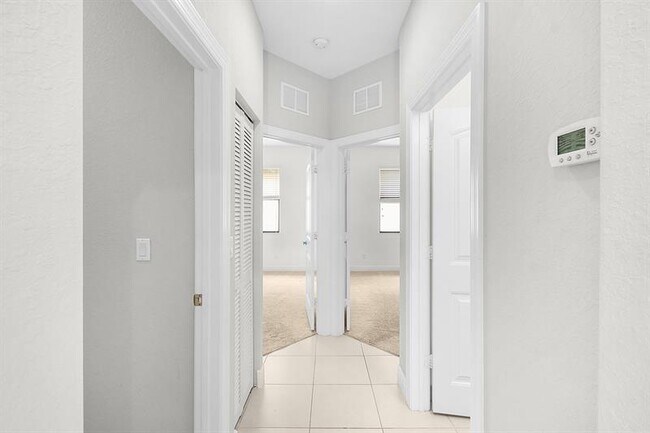 Building Photo - 5915 SE Entry Ct
