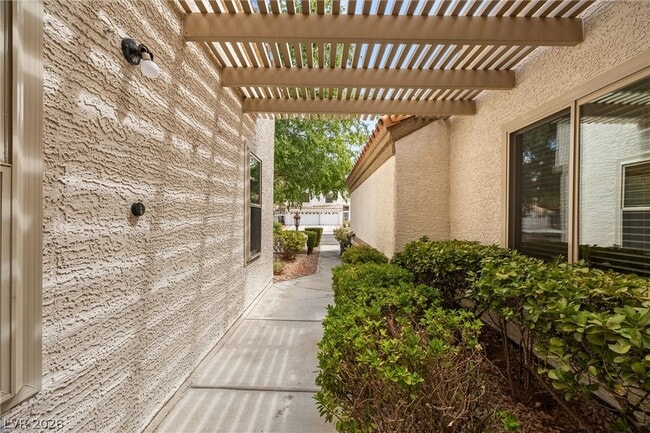 Building Photo - 360 Humboldt North Dr