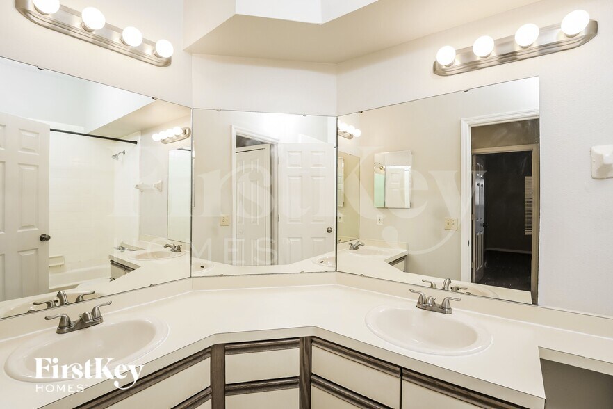 Building Photo - 1047 Whittier Cir