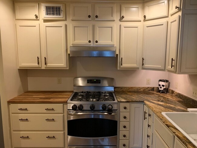 Building Photo - Beautiful Condo in Normandy Village. All u...