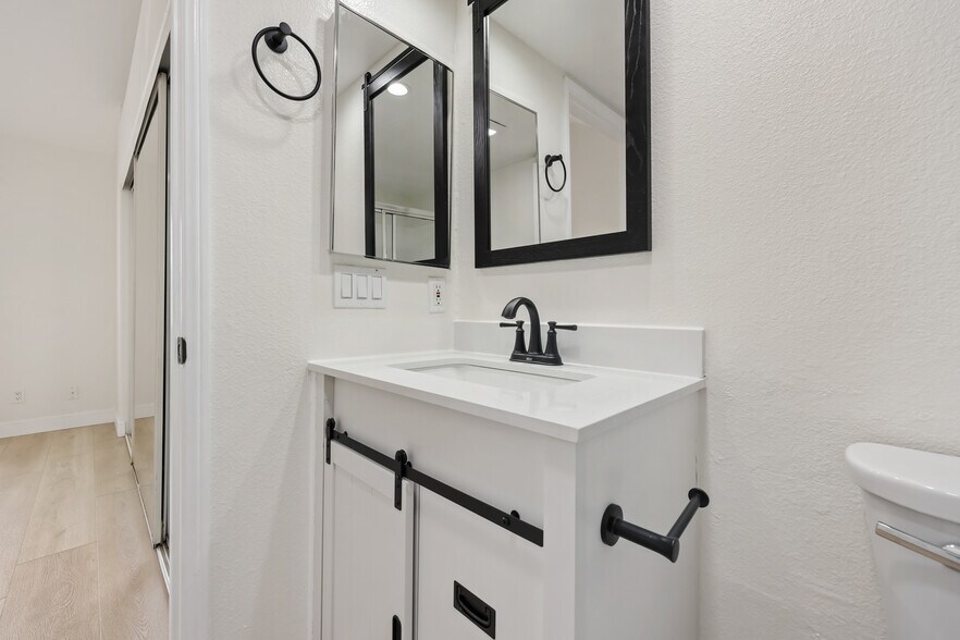 Building Photo - 10128 Hillhaven Ave