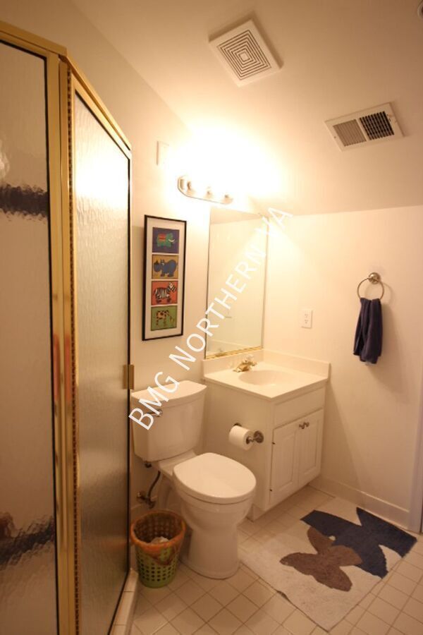 Building Photo - 2304 N Greenbrier Ct