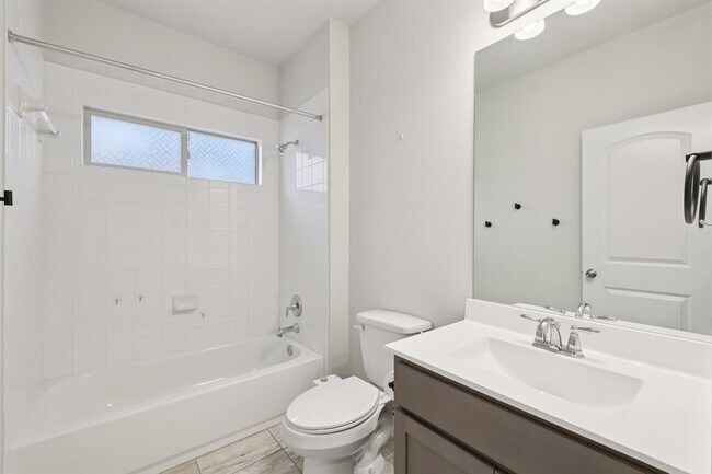 Building Photo - 308 Castlefields St