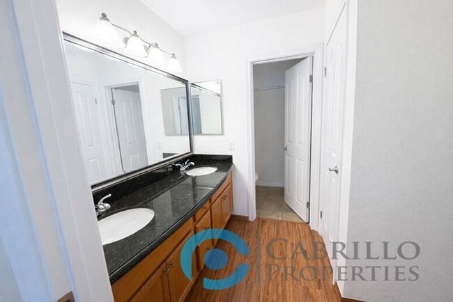 Building Photo - 3030 Suncrest Dr