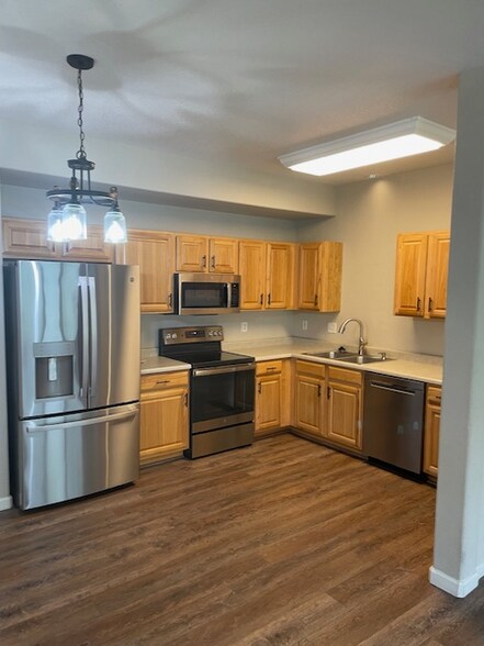 Building Photo - 3764 Ponderosa Dr