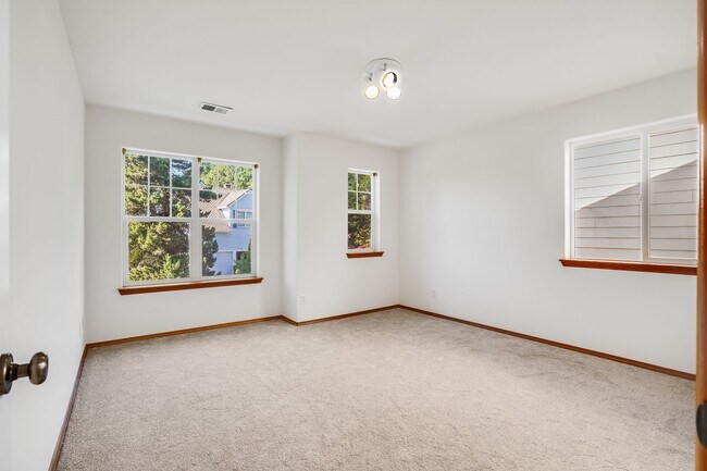 Building Photo - Spacious 5-Bed Bethany Home with Solar, A/C & Private Wooded Setting — Available Now!