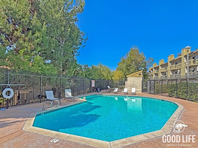 Building Photo - Spacious 3B/2.5BA Multi-Level Home in Redwood Village with Attached Garage, Private Patio & Commu...