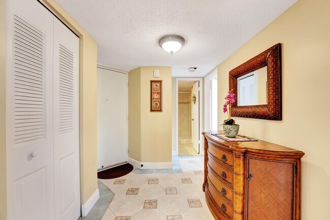 Building Photo - 450 Egret Cir