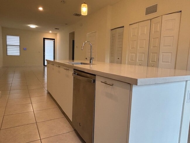 Building Photo - Great Condo unit in Doral