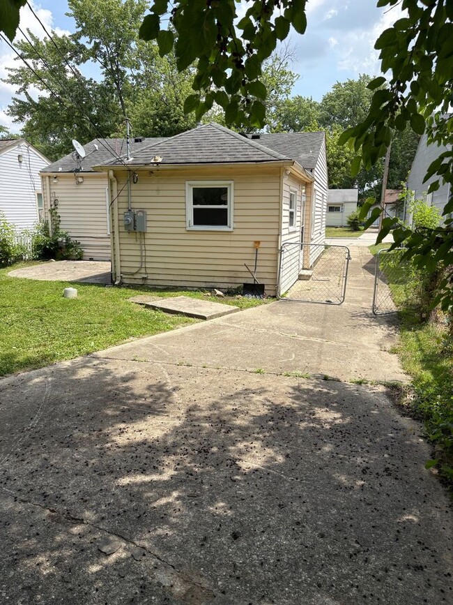 Building Photo - Cozy 2 Bedroom, 1 bath in Warren