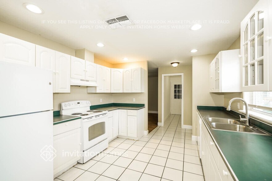 Building Photo - 3236 Forestbrook Dr N
