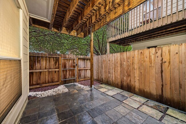 Building Photo - 5407 Lillian St