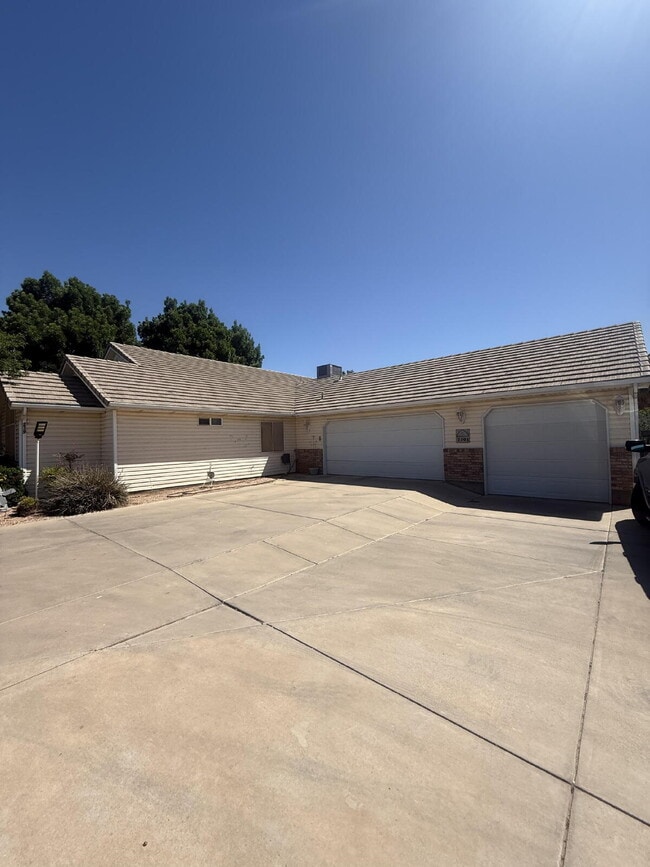 Building Photo - 2391 S Sandia Rd