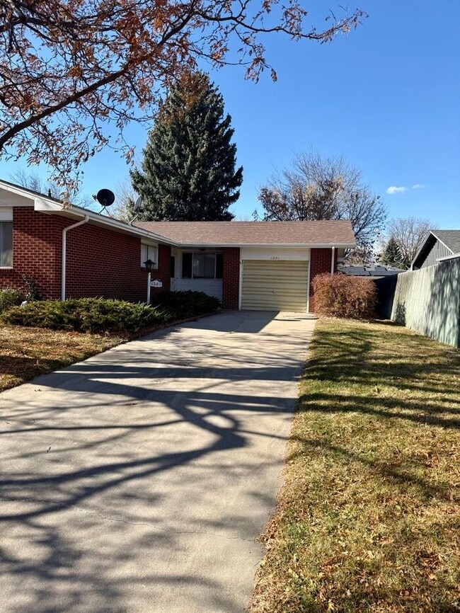 Building Photo - 2 Bed, 1.5 Bath Duplex for Rent in Fort Collins!
