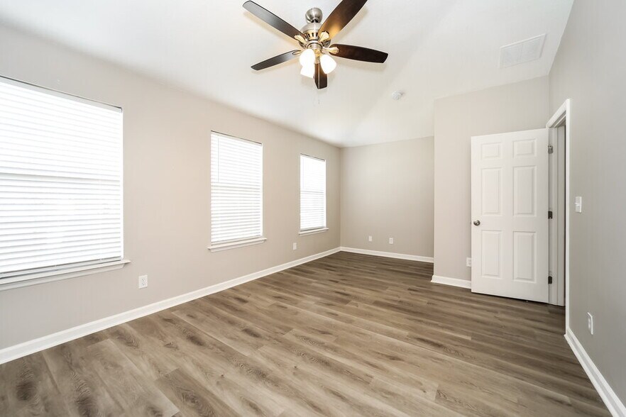 Building Photo - 5860 Sandstone Way