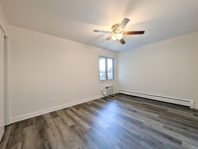 Building Photo - 483 N Larch Ave
