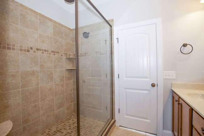 Building Photo - Woodlake Home