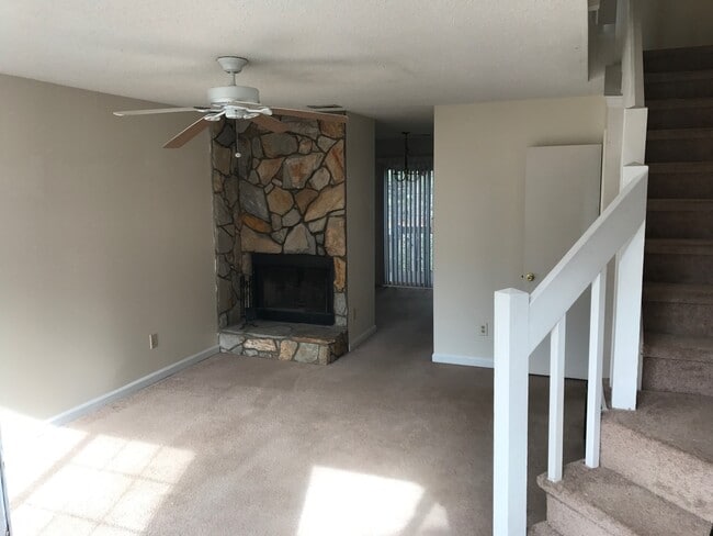 Building Photo - Coming Soon! 2 Bedroom Townhome!