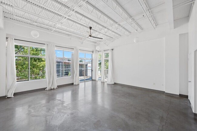 Building Photo - 2401 E 6th St