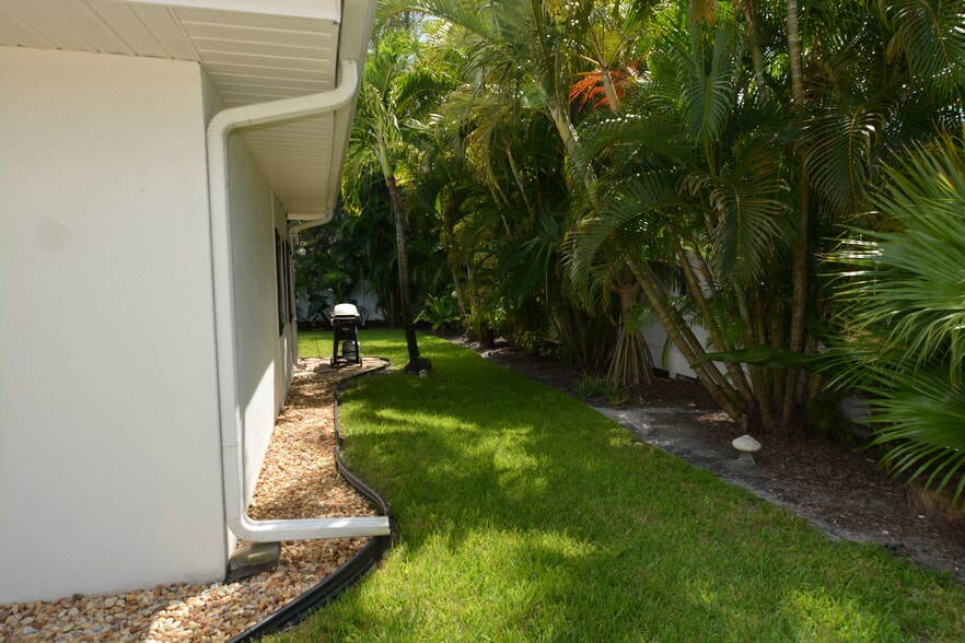 Side Yard - Grill - 4815 3rd Ave NW