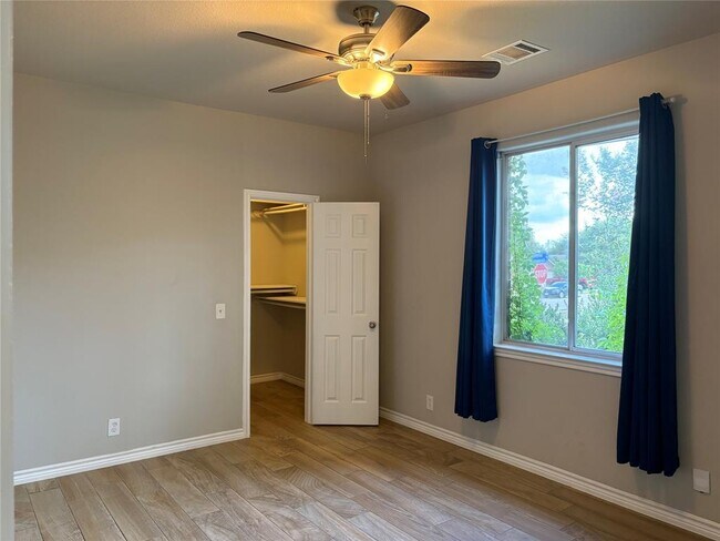 Building Photo - 1112 Vanderbilt Cir