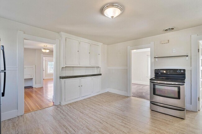 Building Photo - Charming, vintage 2-bdrm/1-bath upper in Richmond neighborhood. W/D, storage, off-street parking