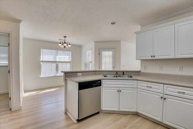 Building Photo - 909 Watsonia Dr