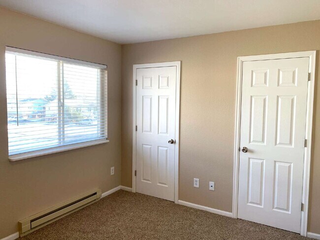 Building Photo - "Spacious 4-Bedroom Haven with 2 Full Baths in Prime Fort Collins Location!"