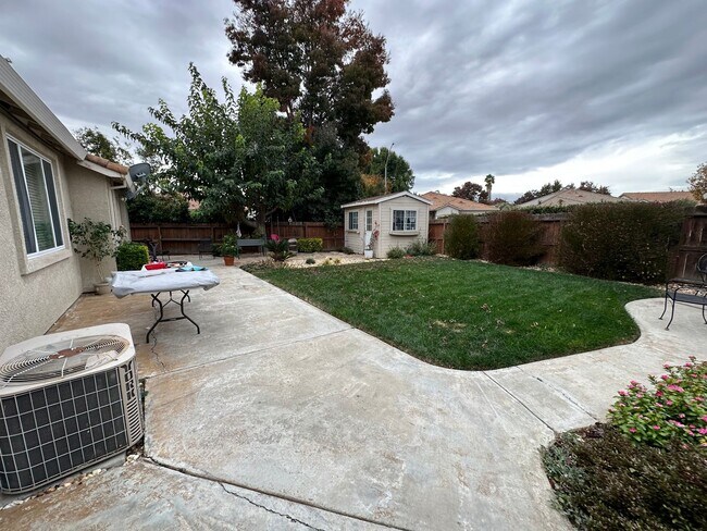Building Photo - Beautiful 4 Bedroom, 2.5 Bath Master BR downstairs Tracy Home