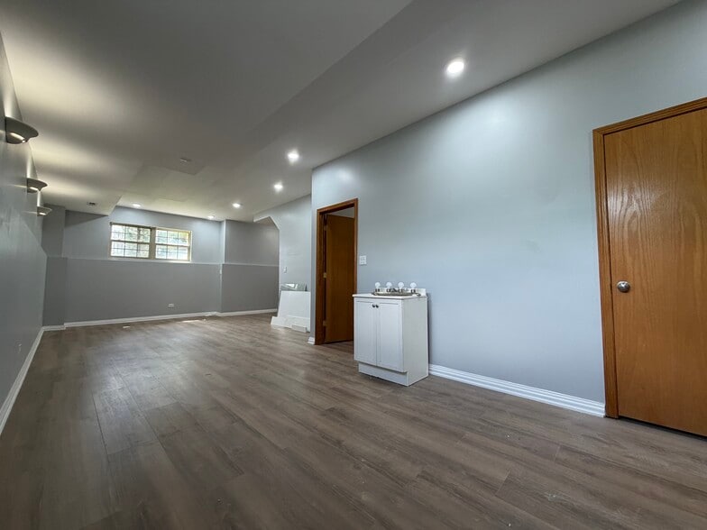 2nd living room - 2702 W Warren Blvd