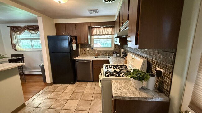 Building Photo - Move-In Ready 2BR Home on Quiet Residential Street in Baldwin/Whitehall!