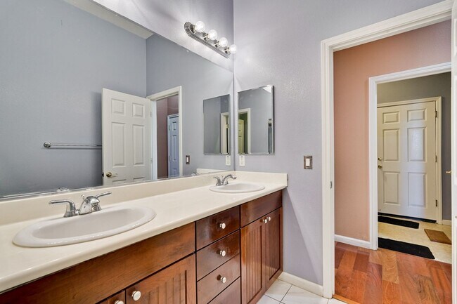 Building Photo - Spacious 3 Bedroom, 2 Bathroom Home with D...