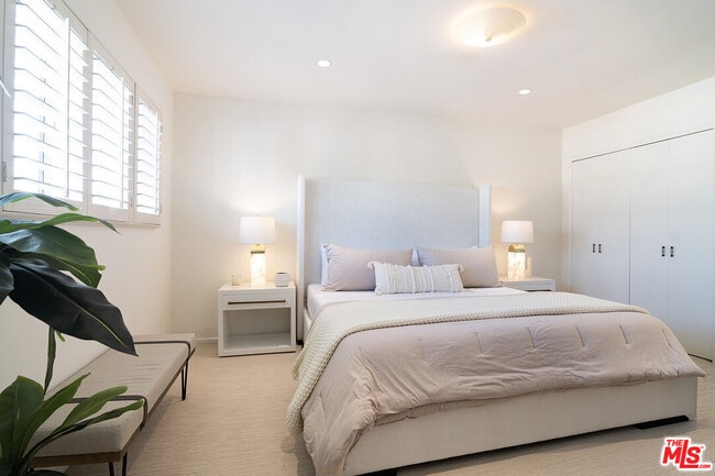 Building Photo - 344 S Doheny Dr