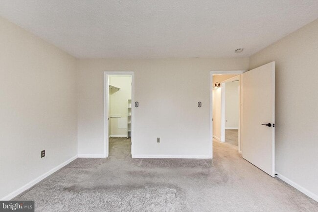 Building Photo - 896 Windbrooke Dr