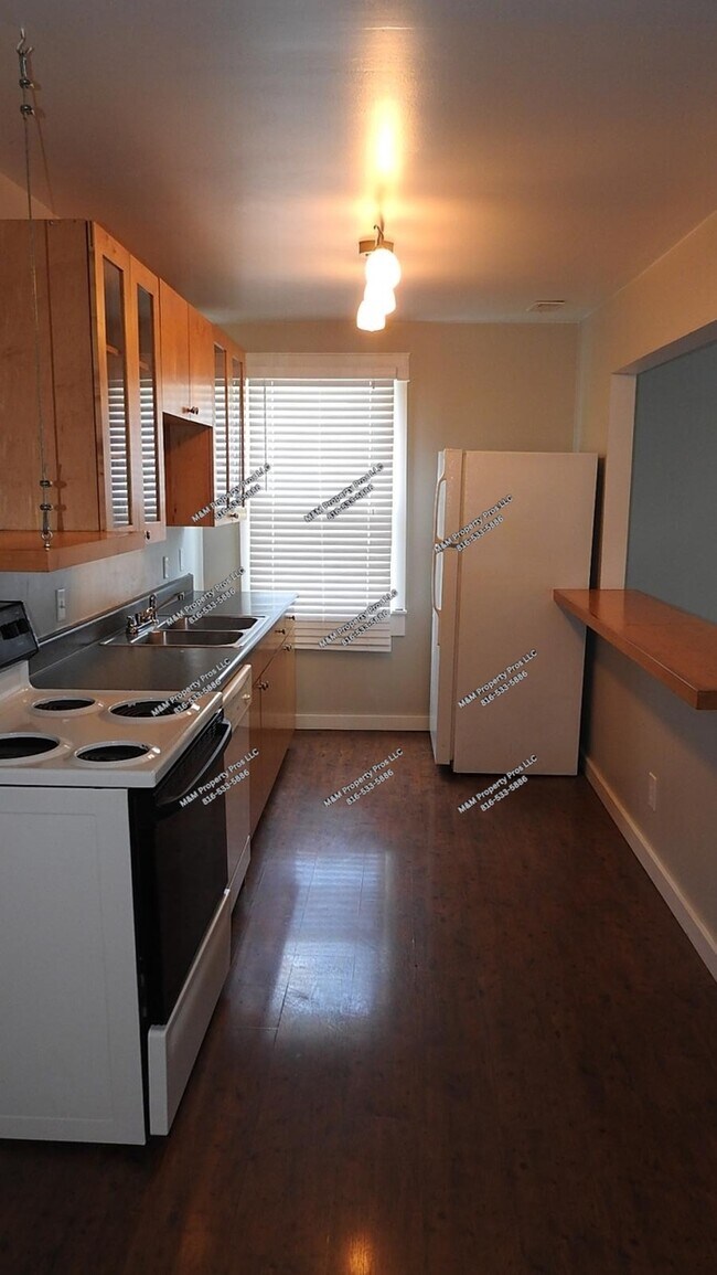 Building Photo - Charming 2 bedroom and 1 bath top-floor duplex located on Holmes St Kansas City, MO