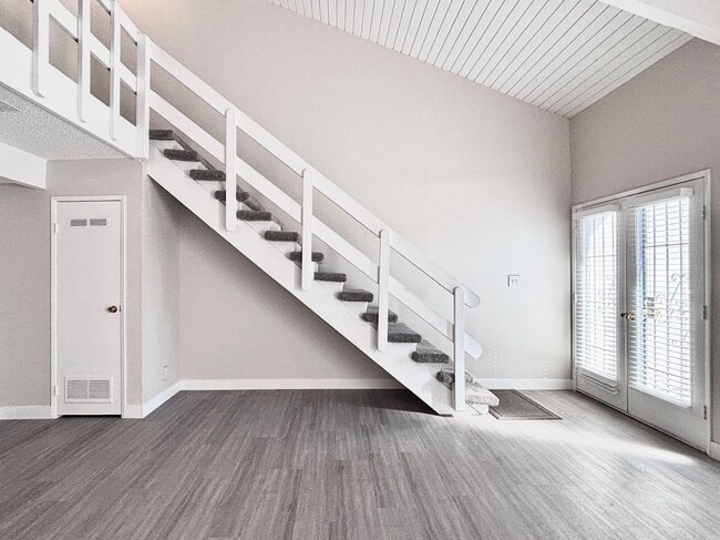 Building Photo - Loft-Style Townhouse for Rent!