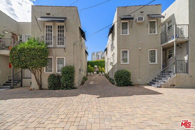 Building Photo - 1754 N La Brea Ave