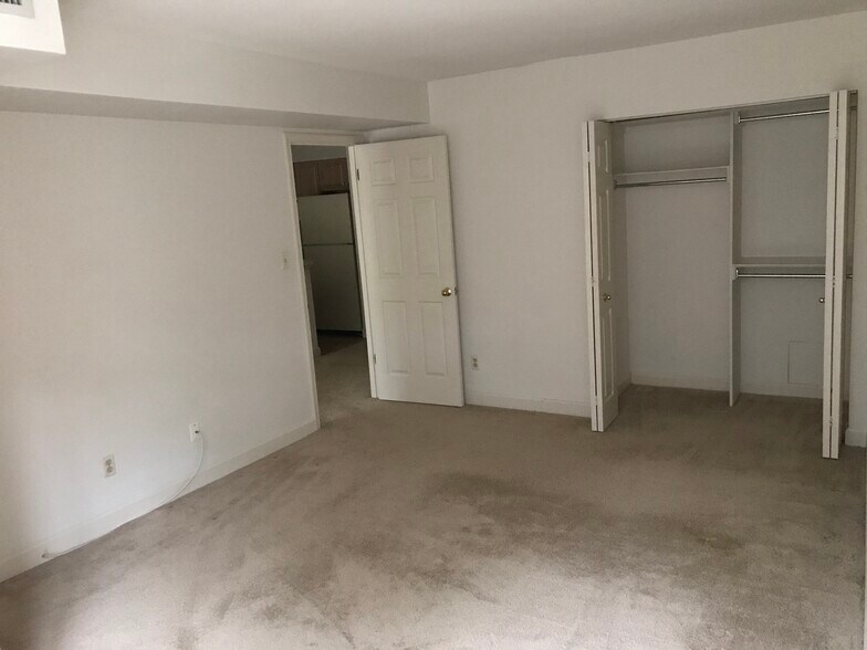 bed room double closet - 5000 Battery Ln