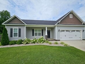 Building Photo - Fenced in 3 Bedroom Home in Southwest Commons