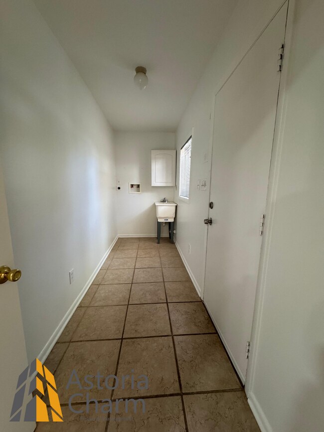 Building Photo - Spacious 5 Bedroom 3 Bath + Den Single Family Detached Home