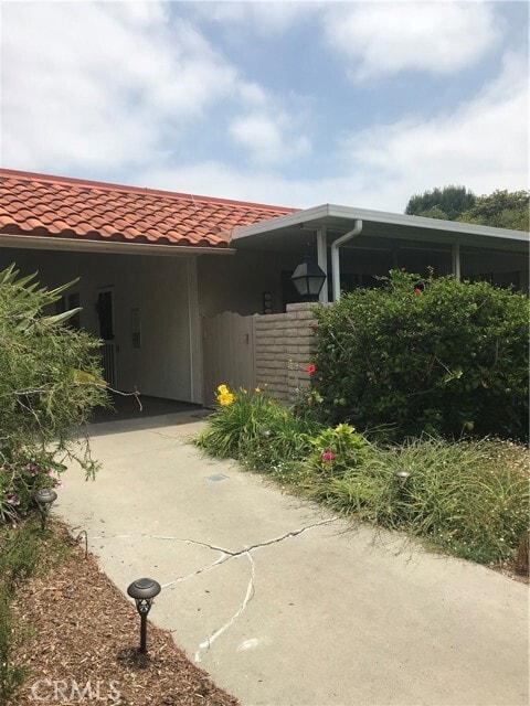 Building Photo - 880 Via Mendoza