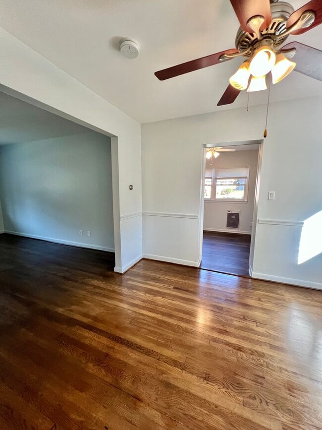 Building Photo - Beautiful 4 BR + den 2 FB home in corner lot!